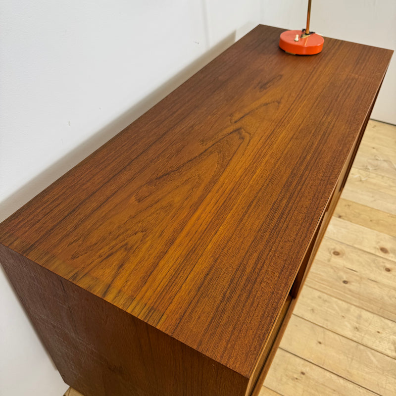 Sideboard in teak con ante scorrevoli