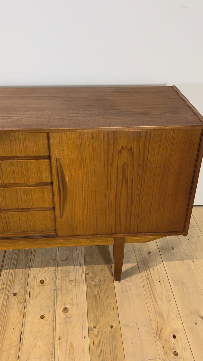 Sideboard in teak con ante scorrevoli, anni ’60