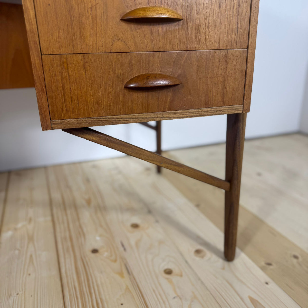 scrivania design scandinavo anni sessanta