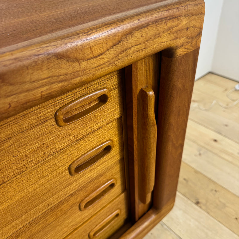 Sideboard Dyrlund in teak con ante a scomparsa e cassetti interni, Danimarca 1960
