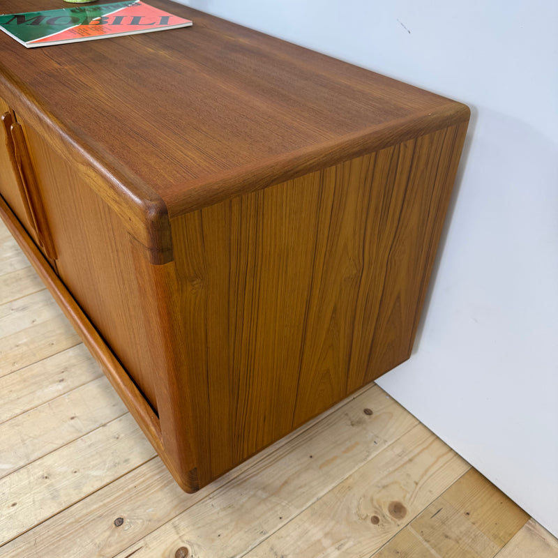 Sideboard Dyrlund in teak con ante a scomparsa e cassetti interni, Danimarca 1960