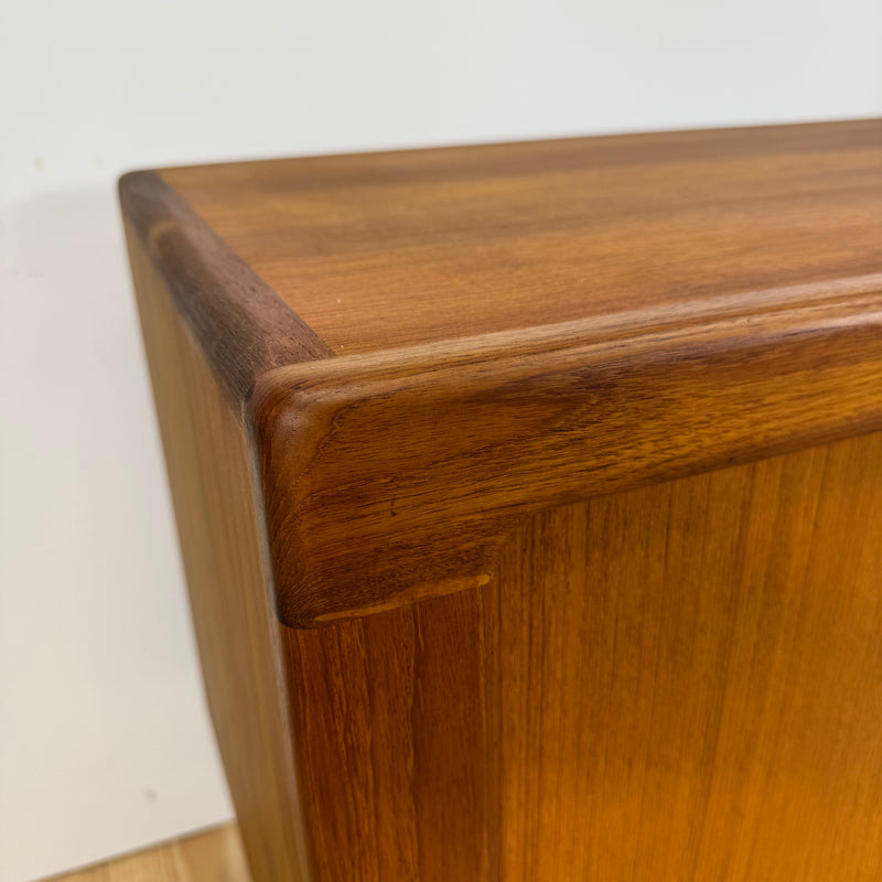 Sideboard Dyrlund in teak con ante a scomparsa e cassetti interni, Danimarca 1960