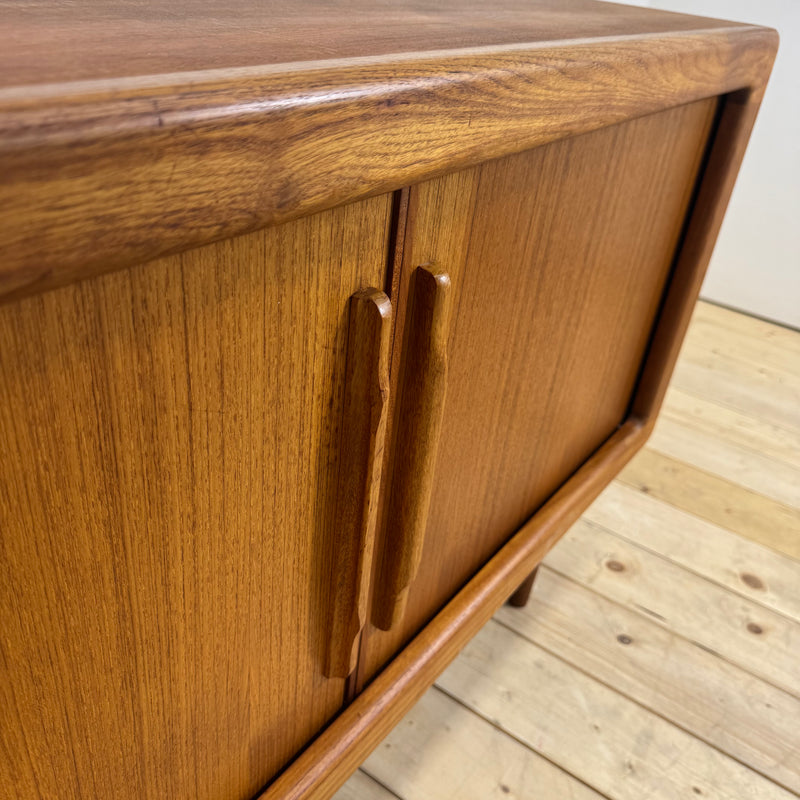 Sideboard Dyrlund in teak con ante a scomparsa e cassetti interni, Danimarca 1960