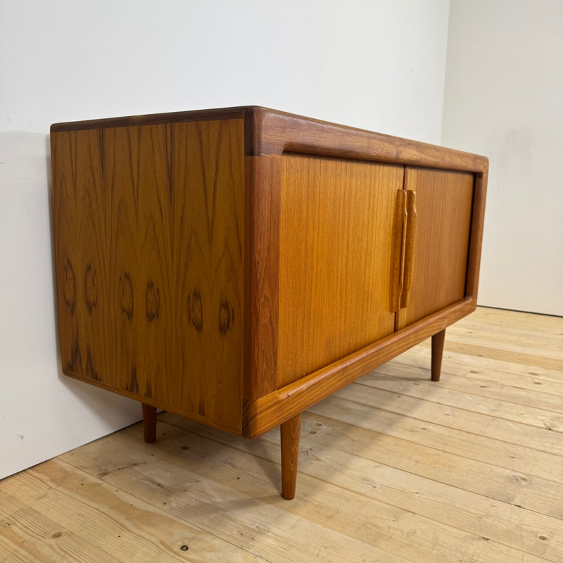 Sideboard Dyrlund in teak con ante a scomparsa e cassetti interni, Danimarca 1960