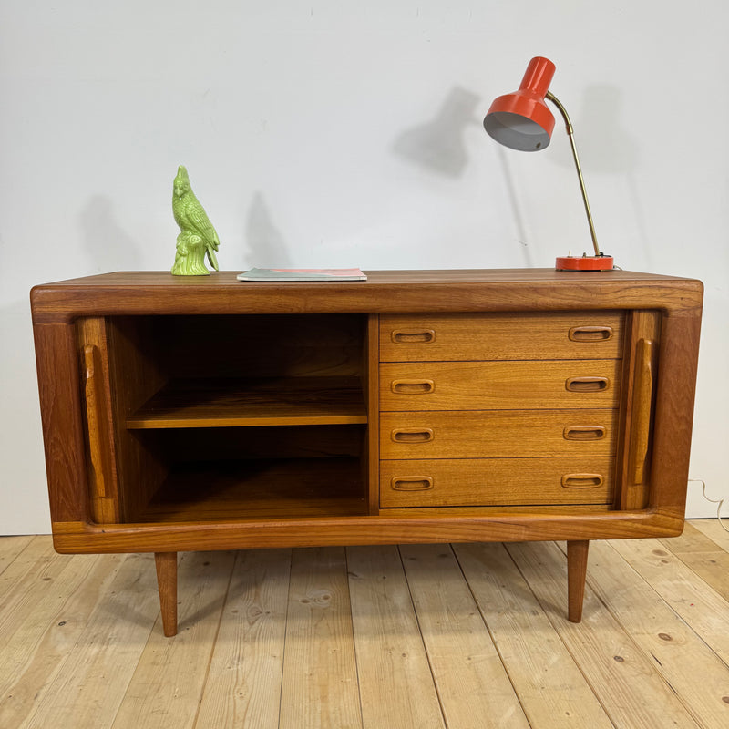Sideboard Dyrlund in teak con ante a scomparsa e cassetti interni, Danimarca 1960