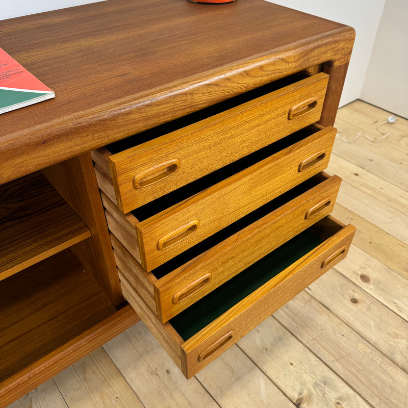 Sideboard Dyrlund in teak con ante a scomparsa e cassetti interni, Danimarca 1960
