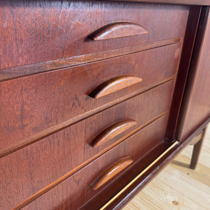 sideboard scandinavo cassettoni e piedini