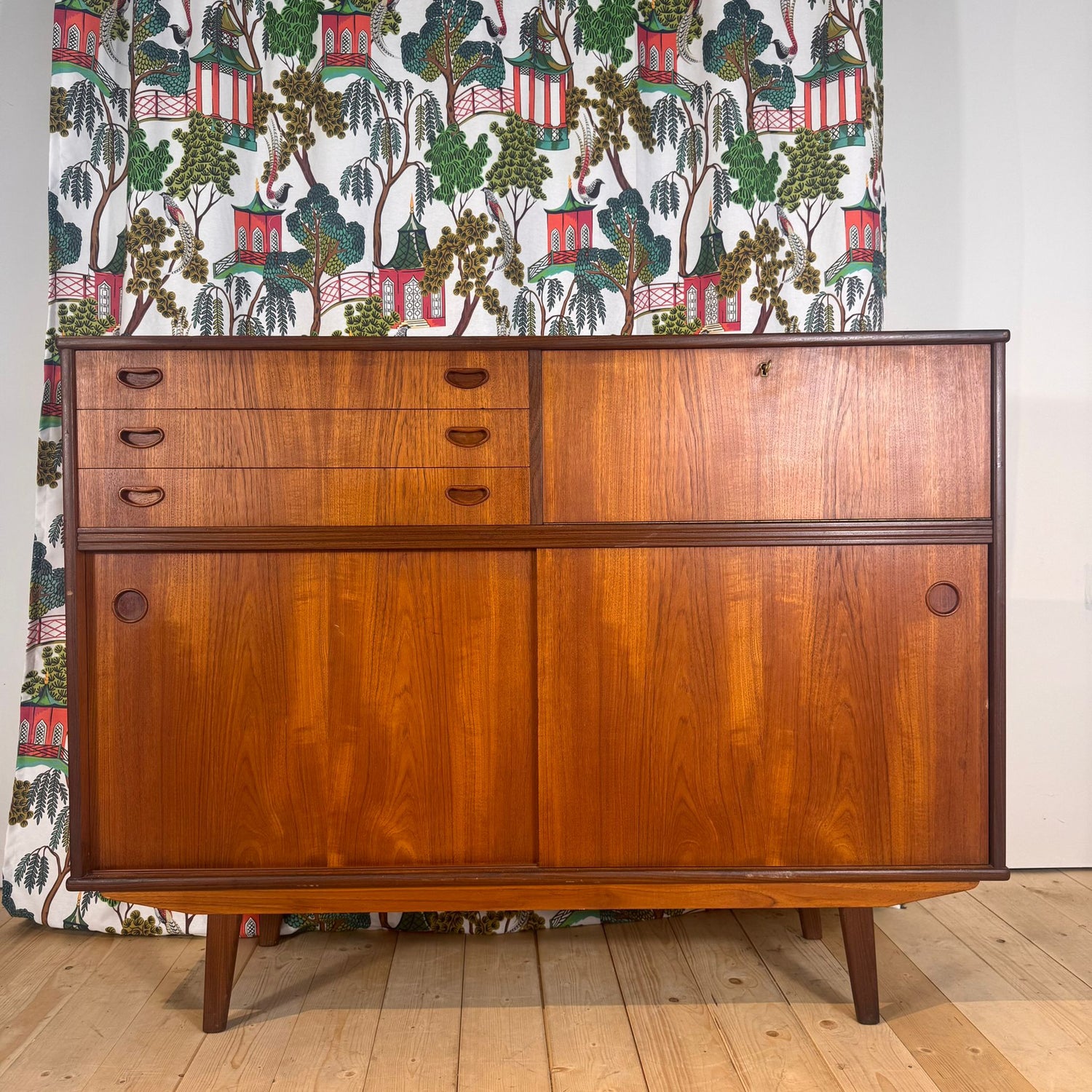 Sideboard danese in teak a sviluppo verticale, anni '60