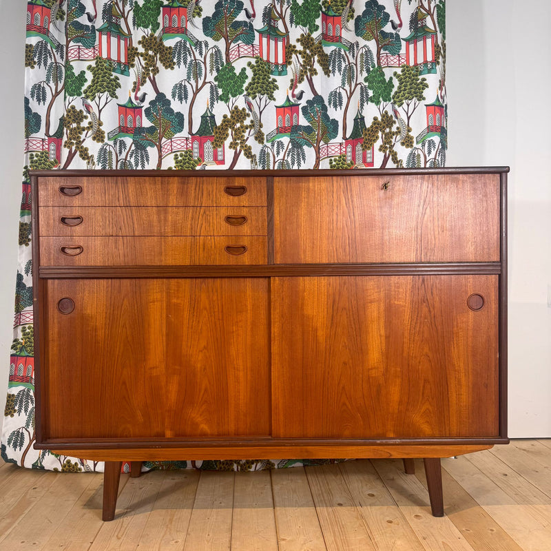 Sideboard danese in teak a sviluppo verticale, anni '60
