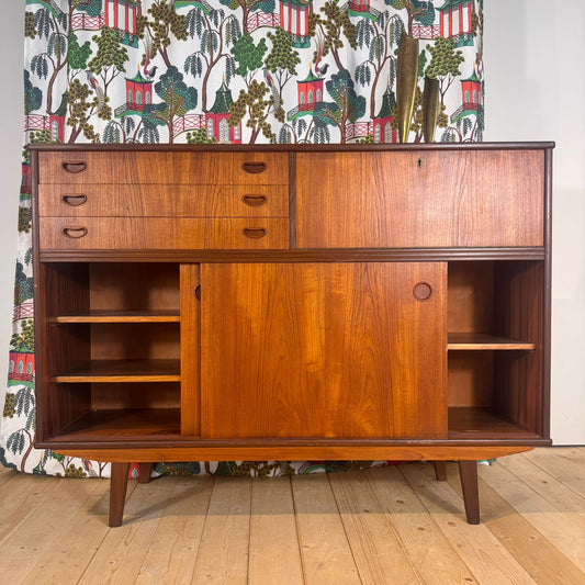 Sideboard danese in teak a sviluppo verticale, anni '60