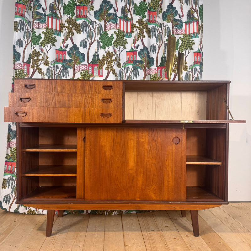 Sideboard danese in teak a sviluppo verticale, anni '60