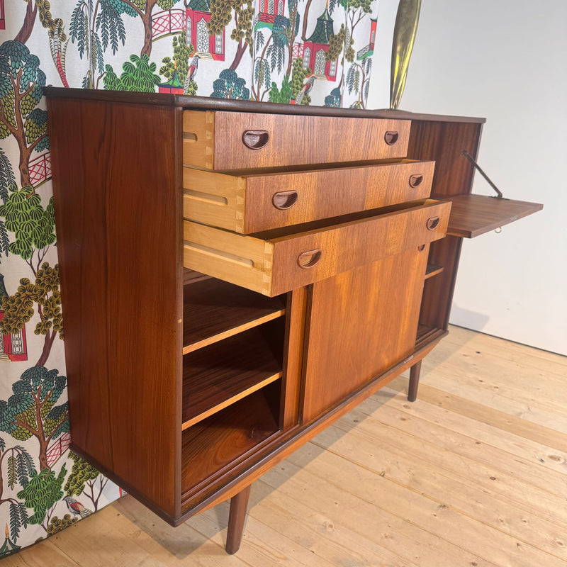 Sideboard danese in teak a sviluppo verticale, anni '60