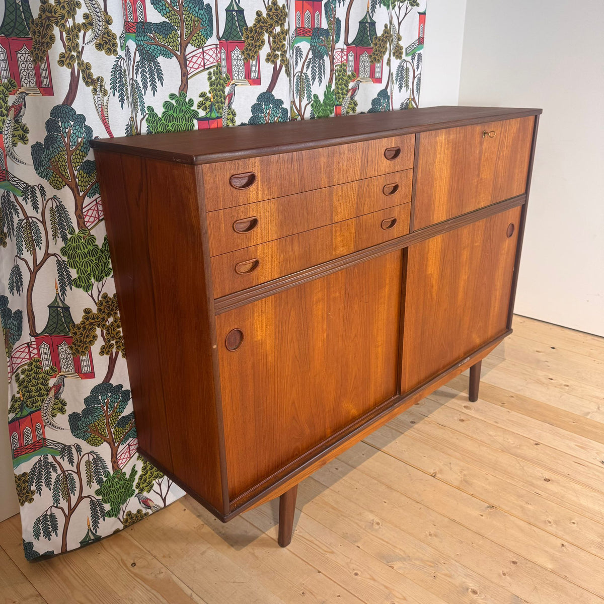 Sideboard danese in teak a sviluppo verticale, anni '60