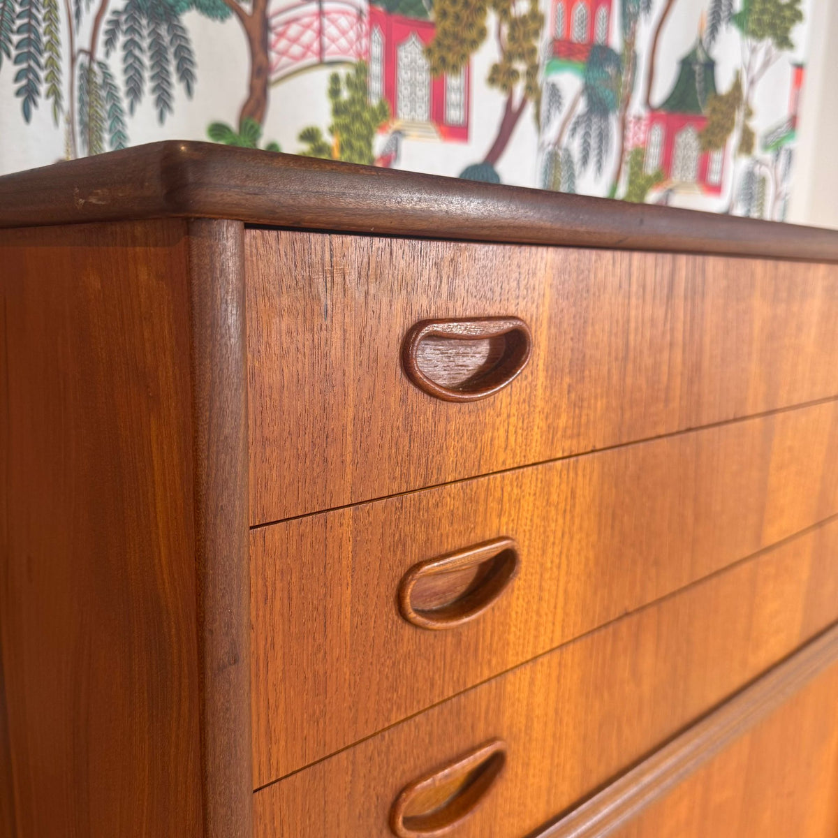 Sideboard danese in teak a sviluppo verticale, anni '60