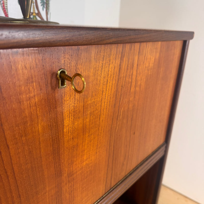 Sideboard danese in teak a sviluppo verticale, anni '60
