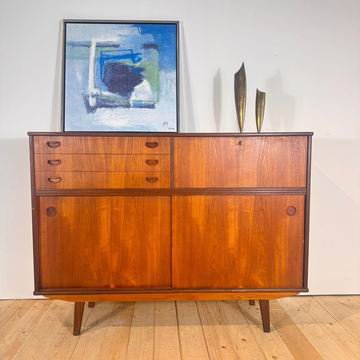 Sideboard danese in teak a sviluppo verticale, anni '60