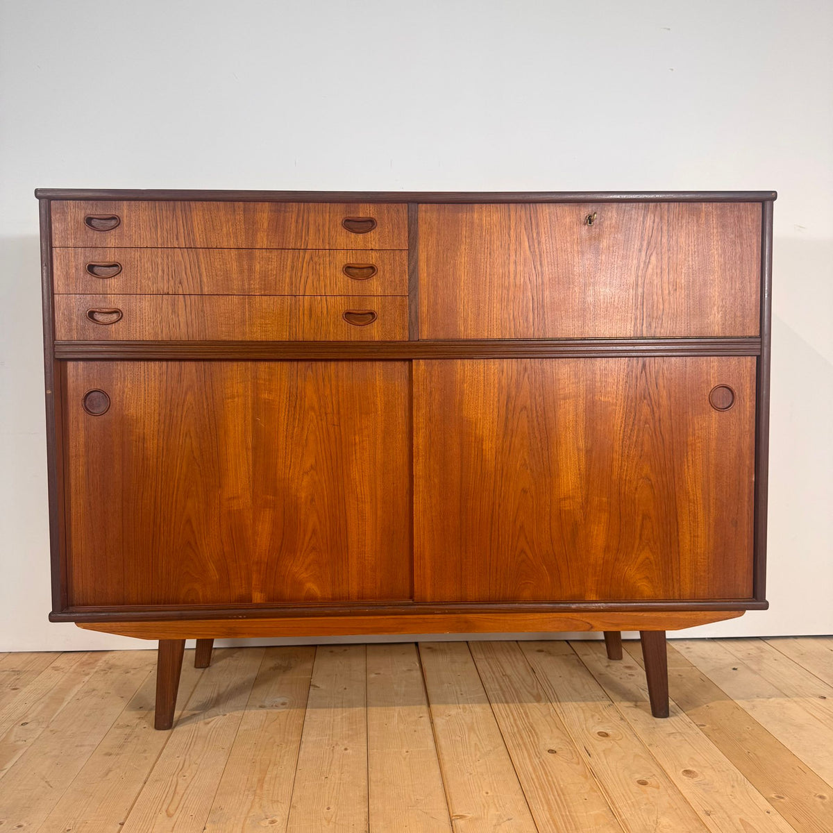 Sideboard danese in teak a sviluppo verticale, anni '60