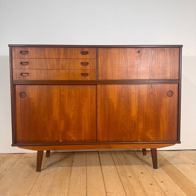 Sideboard danese in teak a sviluppo verticale, anni '60