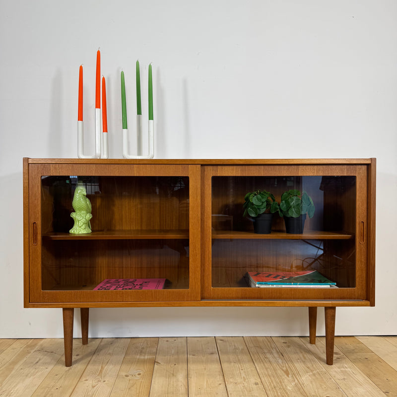 Sideboard in teak con ante scorrevoli in vetro, Danimarca 1960