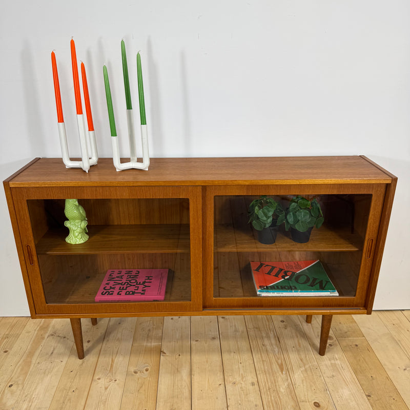 Sideboard in teak con ante scorrevoli in vetro, Danimarca 1960