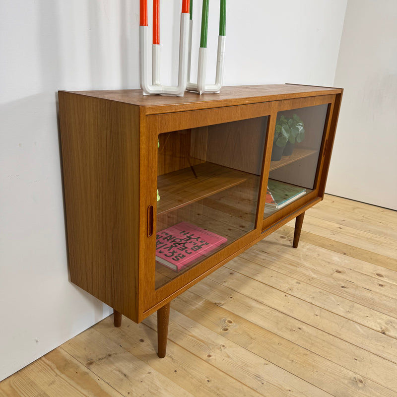 Sideboard in teak con ante scorrevoli in vetro, Danimarca 1960