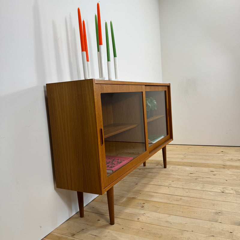 Sideboard in teak con ante scorrevoli in vetro, Danimarca 1960