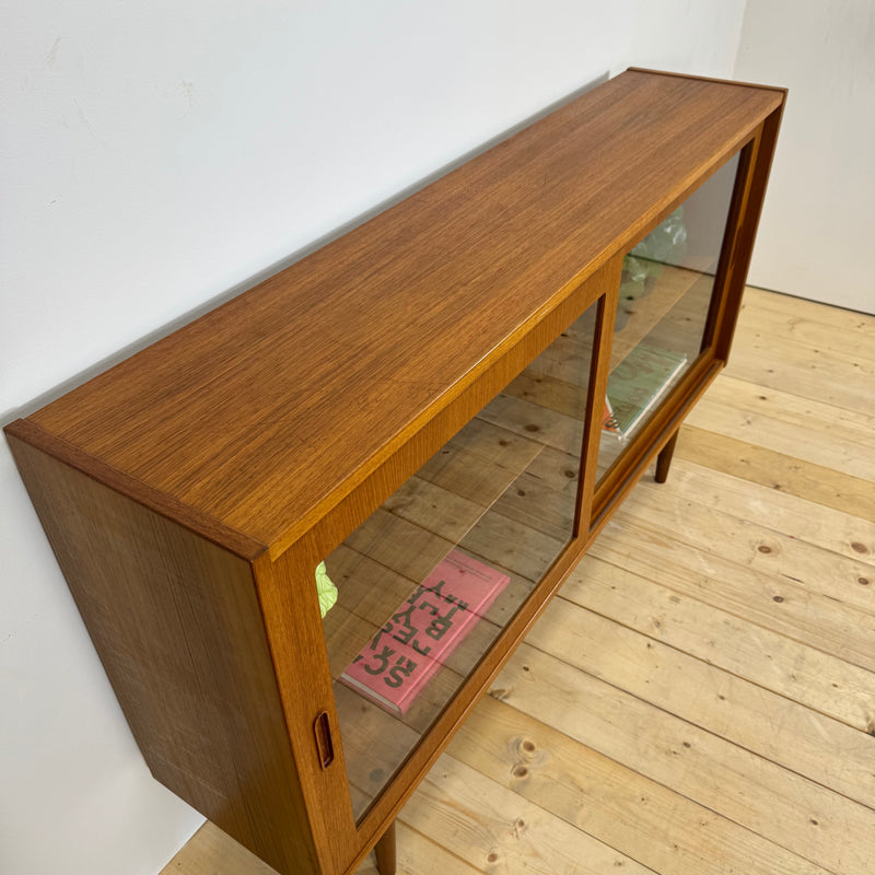 Sideboard in teak con ante scorrevoli in vetro, Danimarca 1960