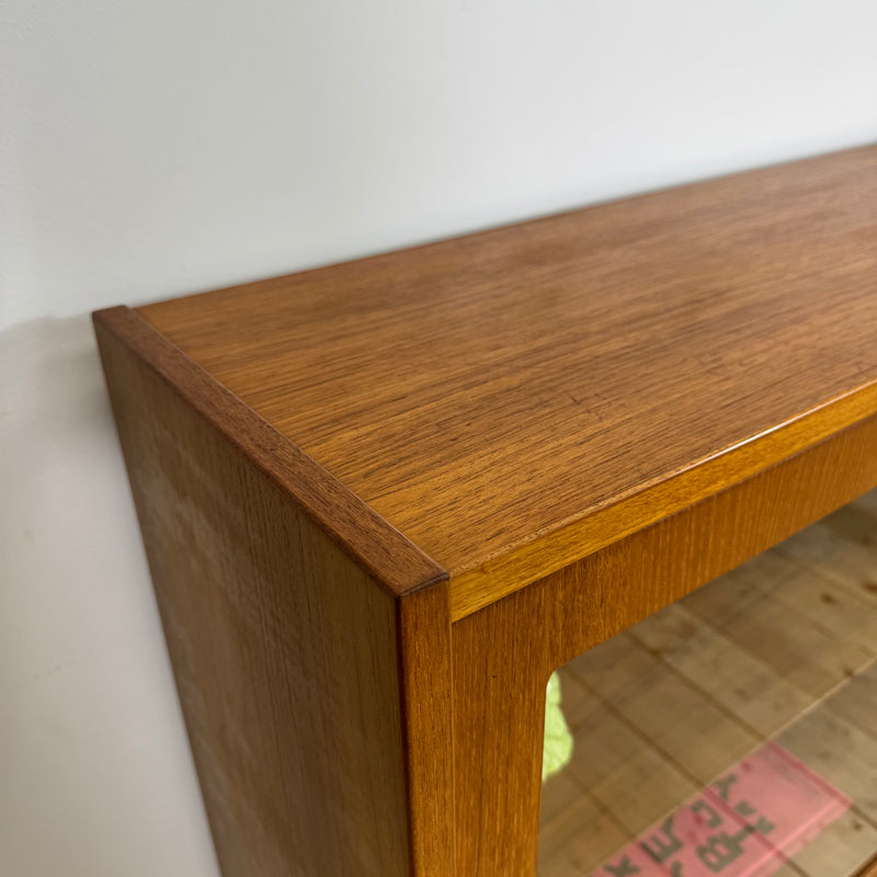 Sideboard in teak con ante scorrevoli in vetro, Danimarca 1960