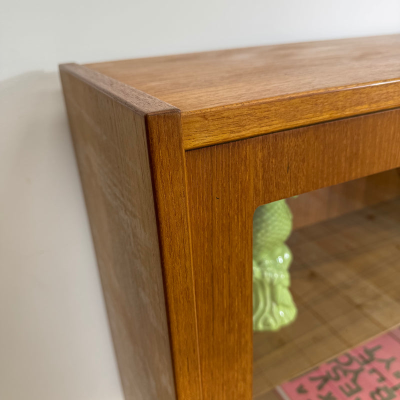 Sideboard in teak con ante scorrevoli in vetro, Danimarca 1960