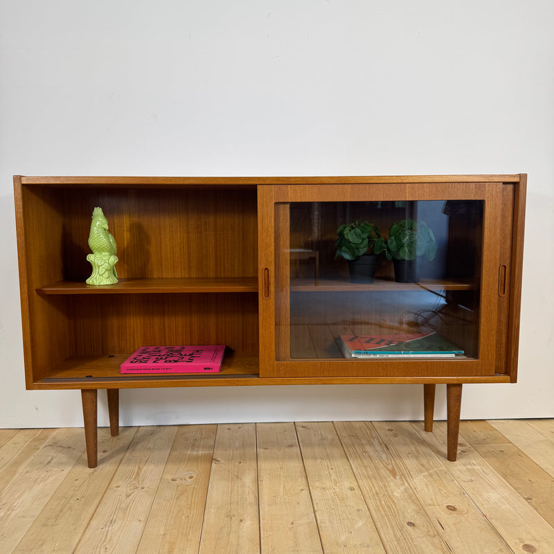 Sideboard in teak con ante scorrevoli in vetro, Danimarca 1960