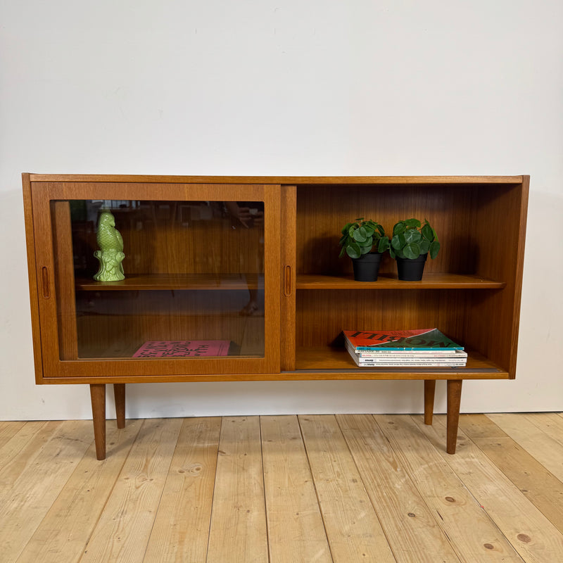 Sideboard in teak con ante scorrevoli in vetro, Danimarca 1960