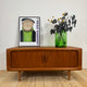 Sideboard basso Dyrlund con ante a scomparsa in teak, Danimarca 1960