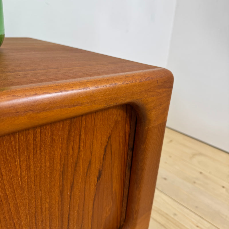 Sideboard basso Dyrlund con ante a scomparsa in teak, Danimarca 1960