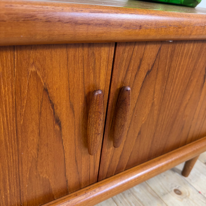 Sideboard basso Dyrlund con ante a scomparsa in teak, Danimarca 1960