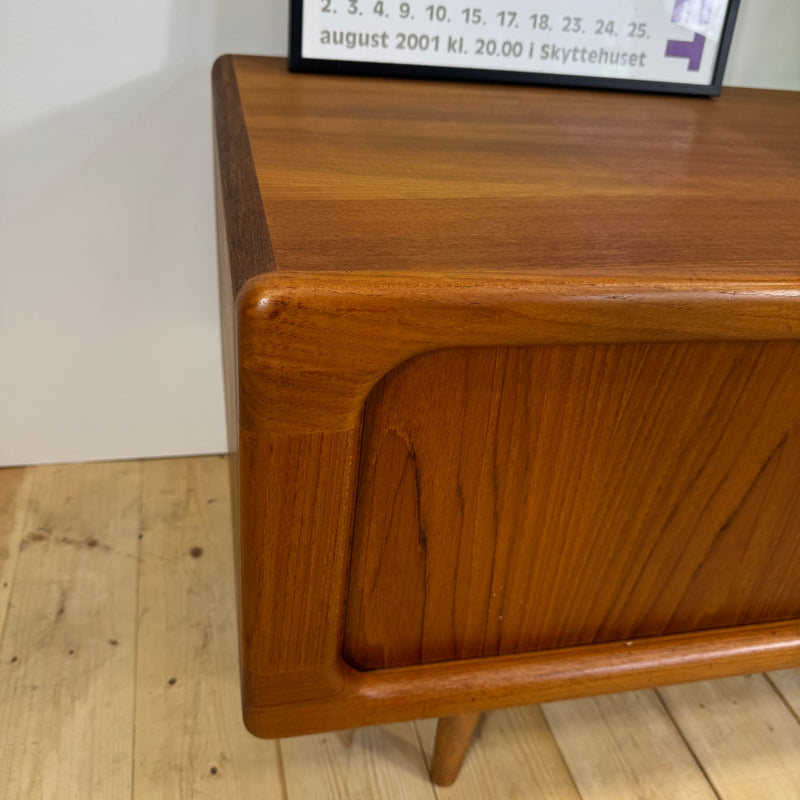 Sideboard basso Dyrlund con ante a scomparsa in teak, Danimarca 1960