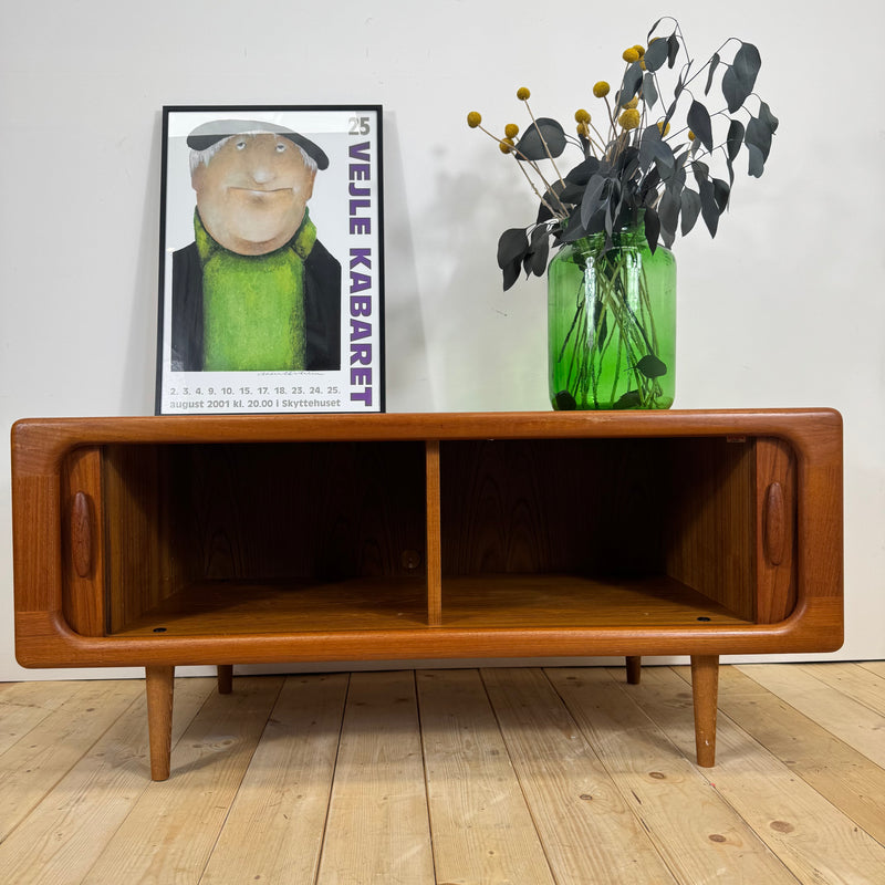 Sideboard basso Dyrlund con ante a scomparsa in teak, Danimarca 1960