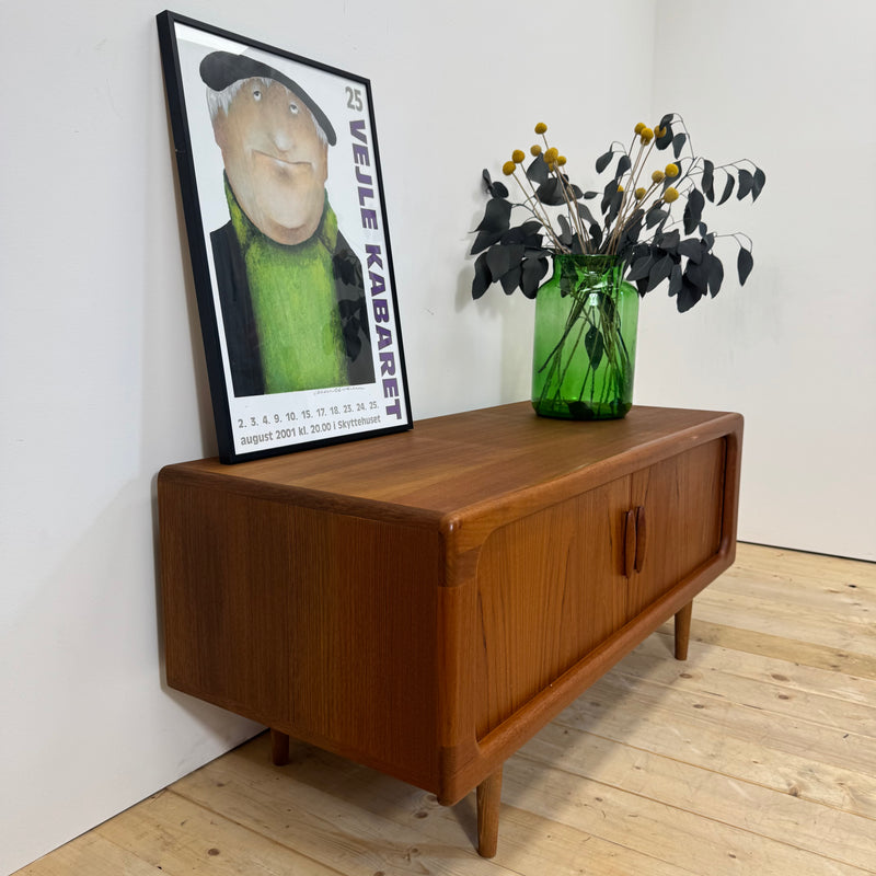 Sideboard basso Dyrlund con ante a scomparsa in teak, Danimarca 1960