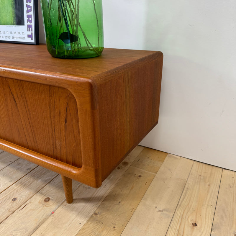 Sideboard basso Dyrlund con ante a scomparsa in teak, Danimarca 1960
