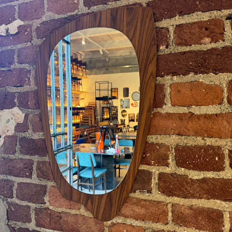 specchio-da-parete-forma-sinuosa-stov