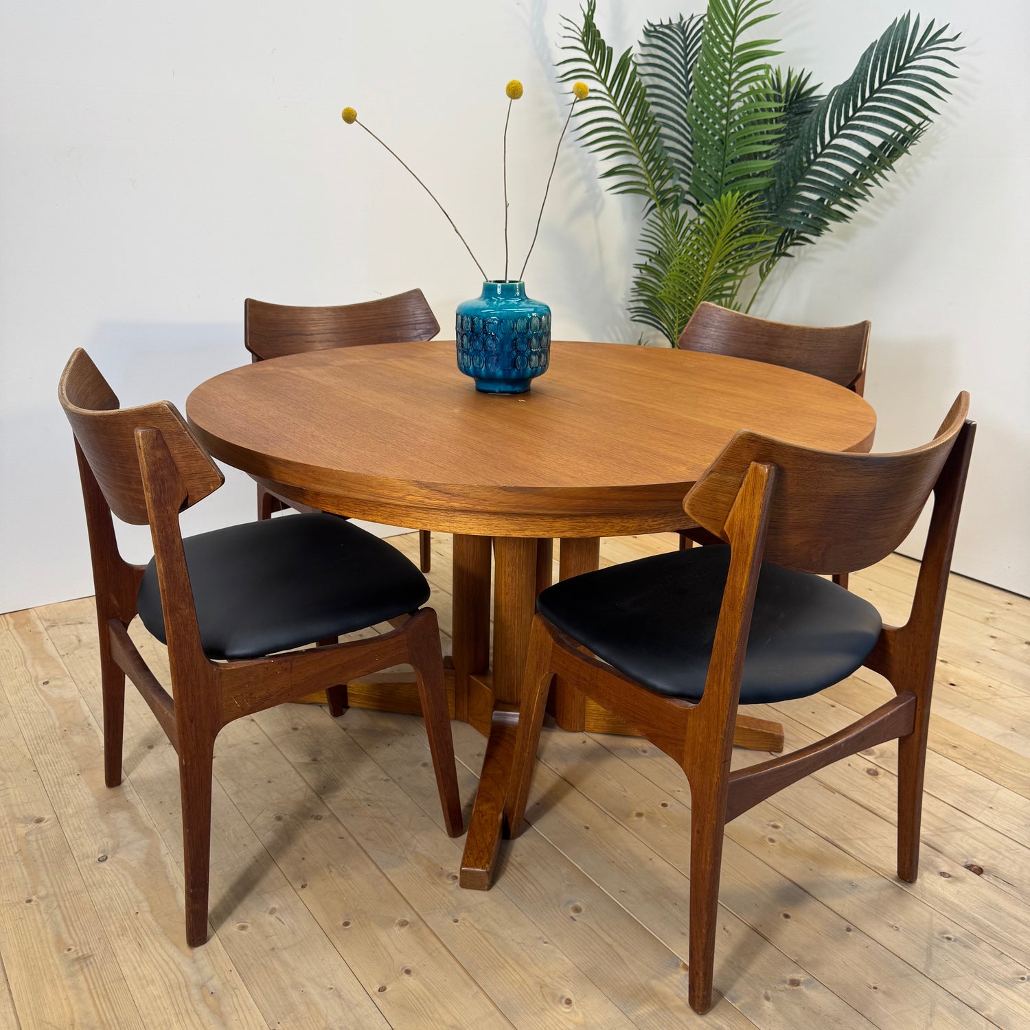 Extendable round teak dining table, Denmark 1960s