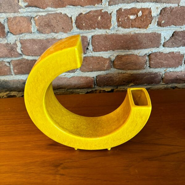 vaso scultoreo ceramica gialla anni 60