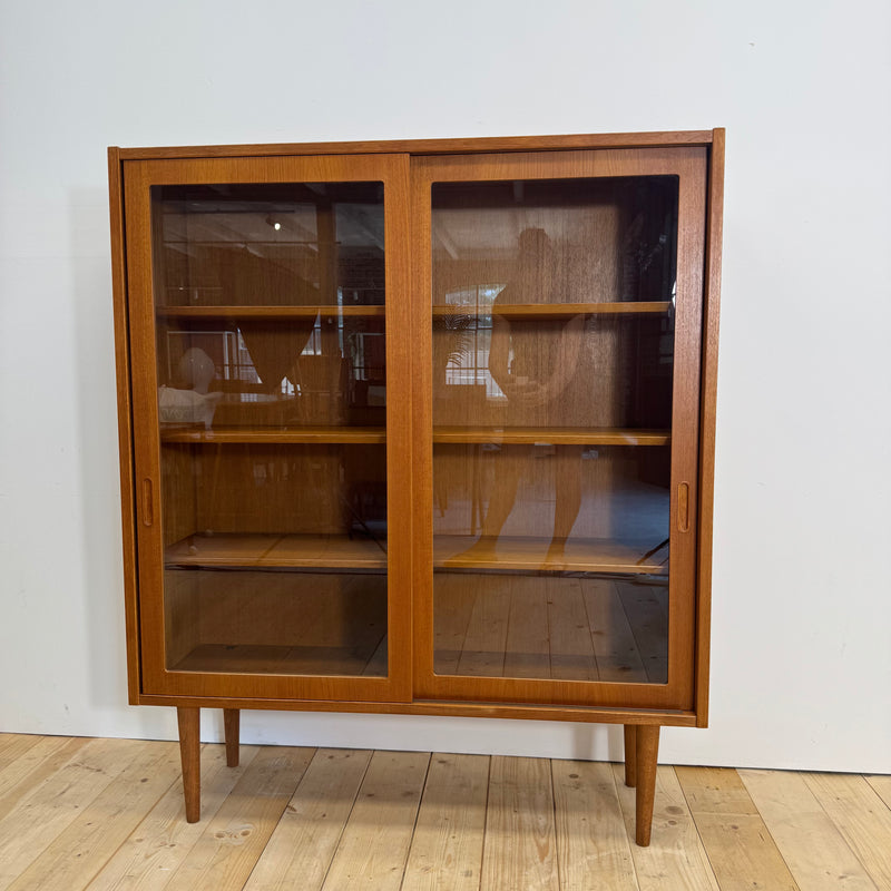 Mobile in teak con ante scorrevoli in vetro, Danimarca 1960