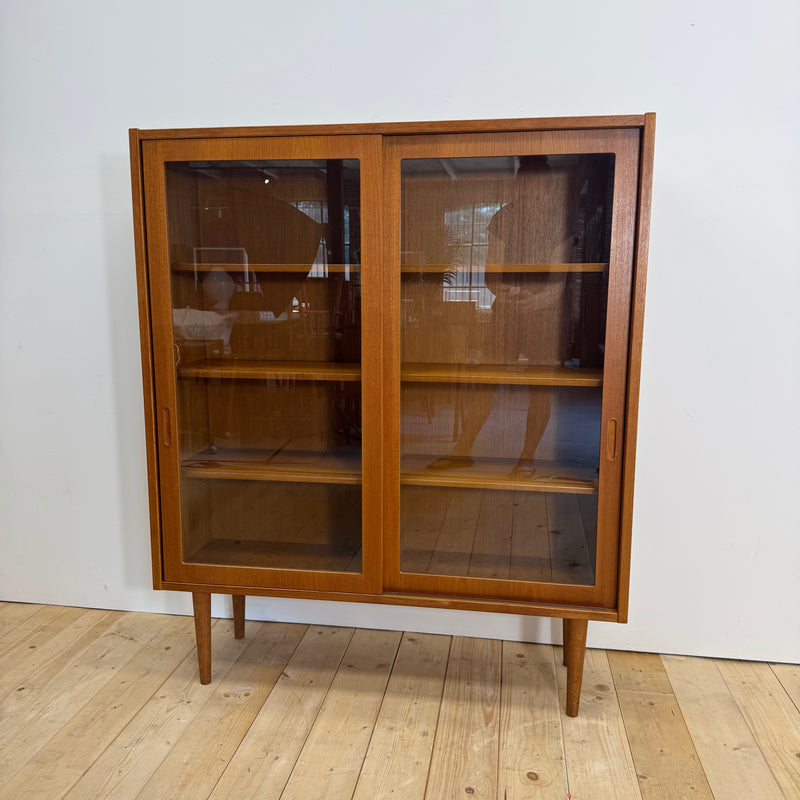 Mobile in teak con ante scorrevoli in vetro, Danimarca 1960