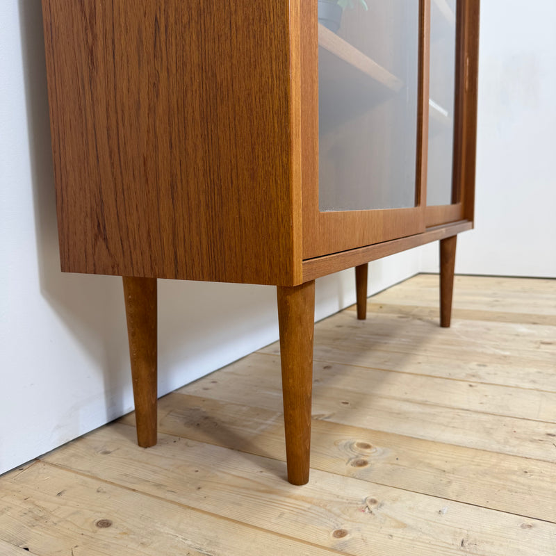 Mobile in teak con ante scorrevoli in vetro, Danimarca 1960