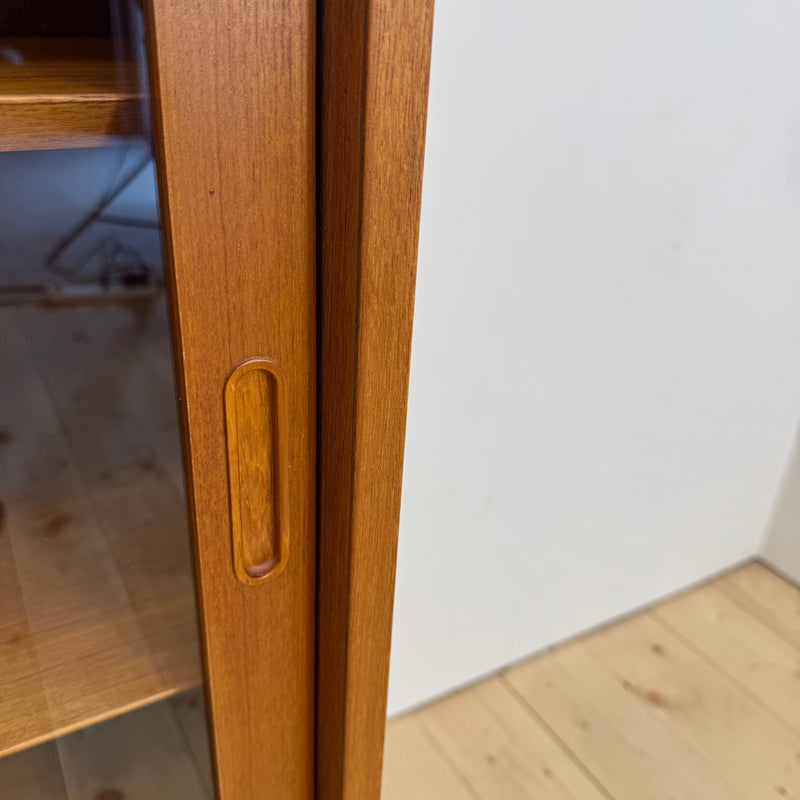 Mobile in teak con ante scorrevoli in vetro, Danimarca 1960
