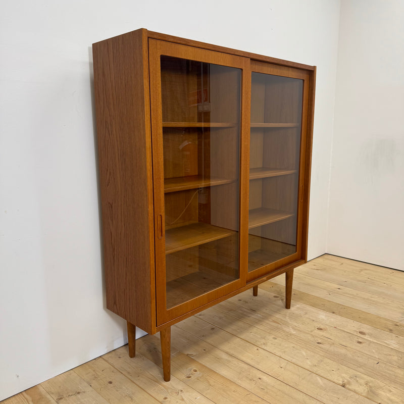 Mobile in teak con ante scorrevoli in vetro, Danimarca 1960