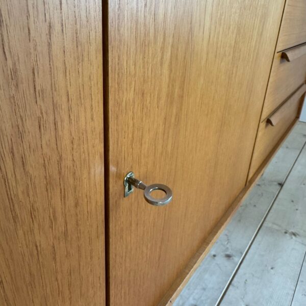 vista frontale credenza vintage teak danese stov