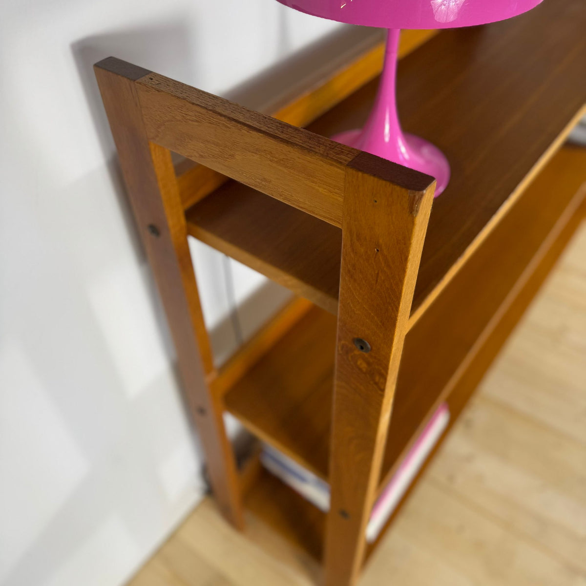 vista laterale libreria bassa danese anni 60